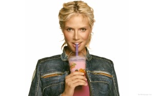 Heidi-Klum-Drinking-Smoothie-1280x800-22612